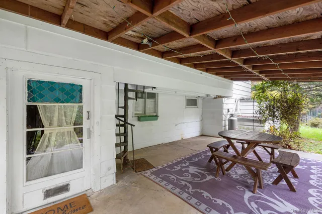 a view of a yard with a tree