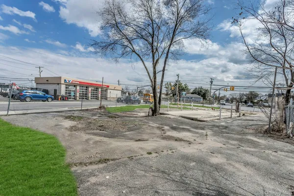 $625,000 | 899 Old Country Road, Westbury, NY 11590