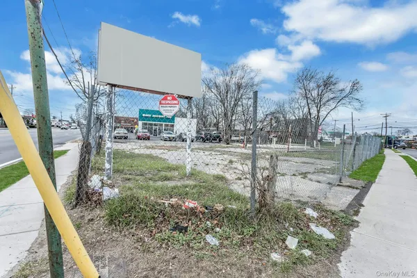 $625,000 | 899 Old Country Road, Westbury, NY 11590