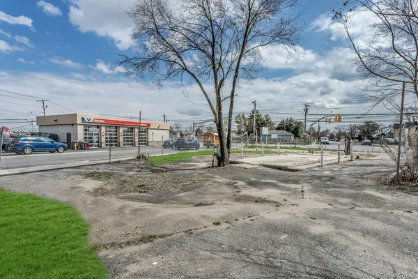 $625,000 | 899 Old Country Road, Westbury, NY 11590