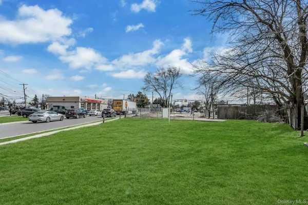 $625,000 | 899 Old Country Road, Westbury, NY 11590