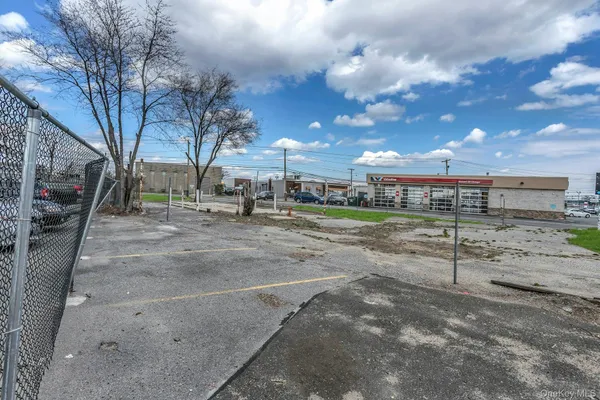 $625,000 | 899 Old Country Road, Westbury, NY 11590