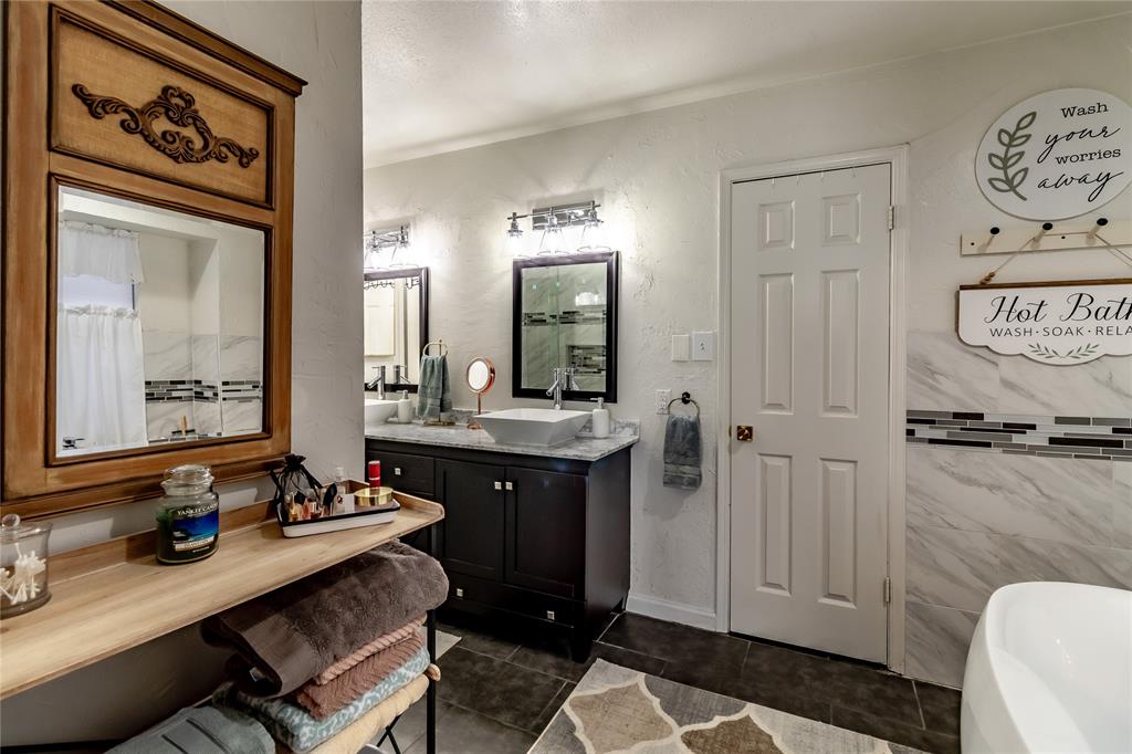 266 East Ridgegate Drive Garland, TX 75040 - Photo 21 of 32 a bathroom with a sink and a mirror