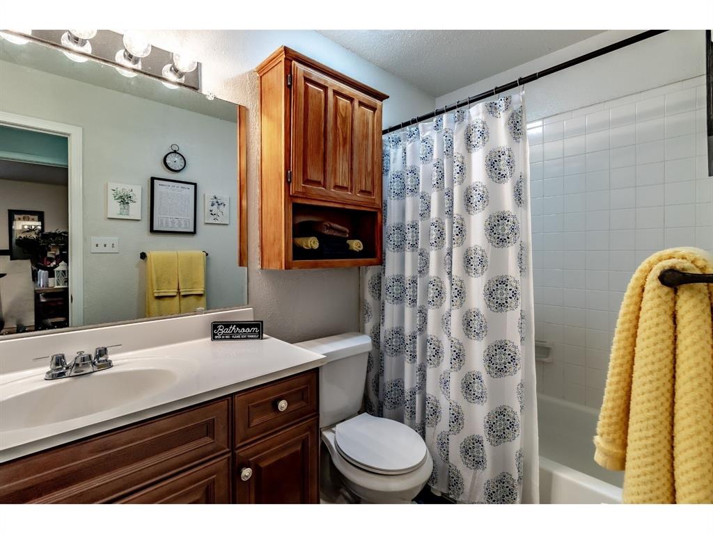 266 East Ridgegate Drive Garland, TX 75040 - Photo 27 of 32 a bathroom with a sink toilet and shower