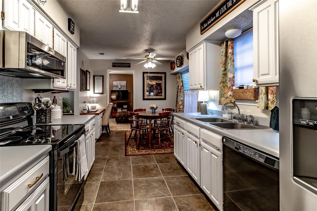266 East Ridgegate Drive Garland, TX 75040 - Photo 3 of 32 a kitchen with lots of counter top space