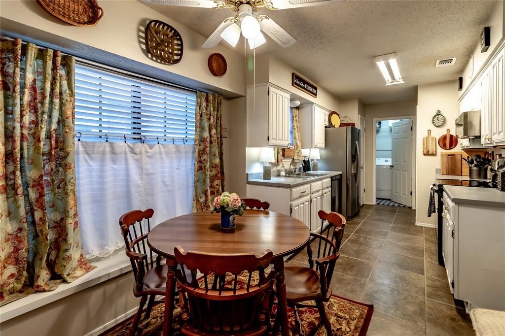 266 East Ridgegate Drive Garland, TX 75040 - Photo 4 of 32 a dining room with furniture and window