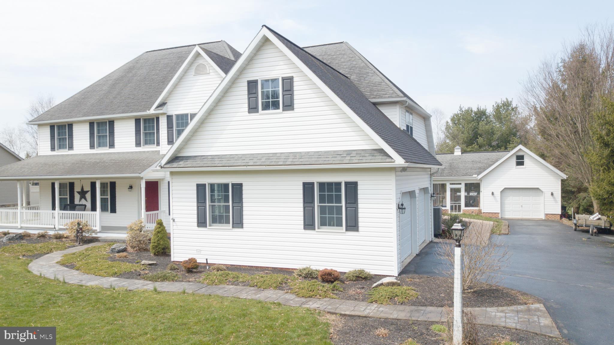 3464 Meadow View Road Manheim, PA 17545 - Photo 4 of 52 Driveway Front