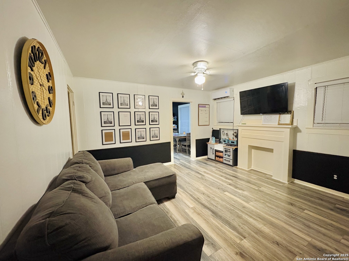 609 East Nopal Street Uvalde, TX 78801 - Photo 3 of 7 a living room with furniture and a flat screen tv