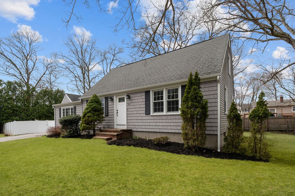 111 Verndale Street Warwick, RI 02889 - Photo 2 of 38