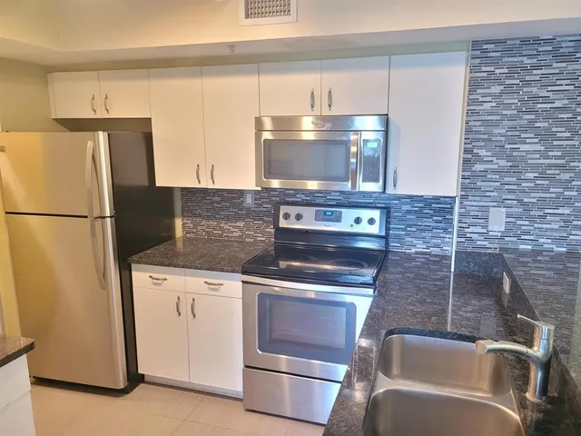 $2,400 | 2600 South University Drive, Unit 322, Davie, FL 33328