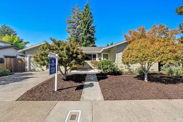 $857,000 | 817 Gromo Court, Healdsburg, CA 95448