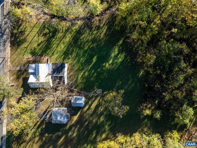 a view of yard with green space