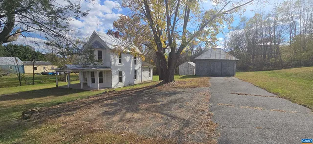 a view of a house with a yard