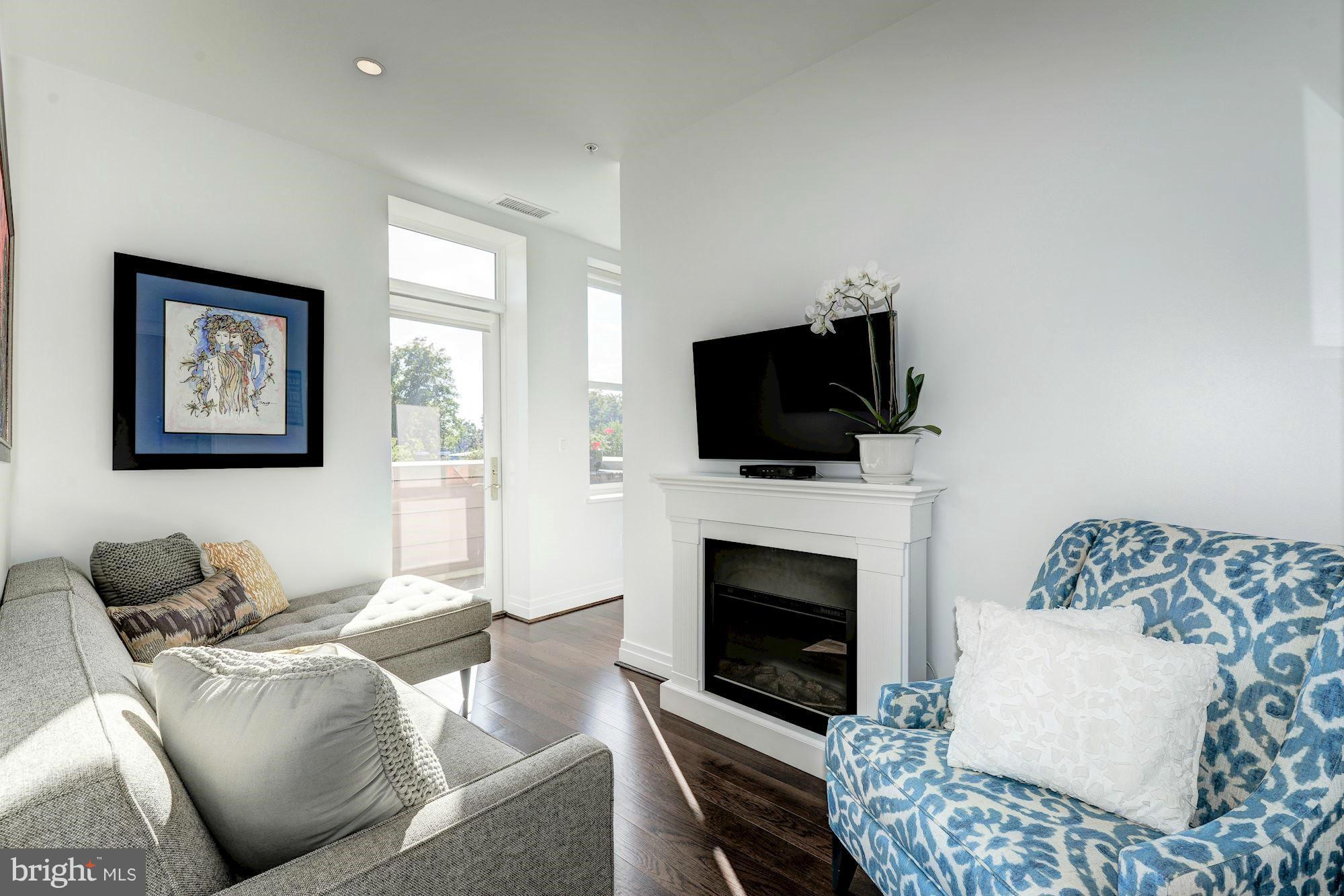 3052 R Street Northwest, Unit 303 Washington, DC 20007 - Photo 18 of 30 DEN/READING ROOM WITH PRIVATE TERRACE