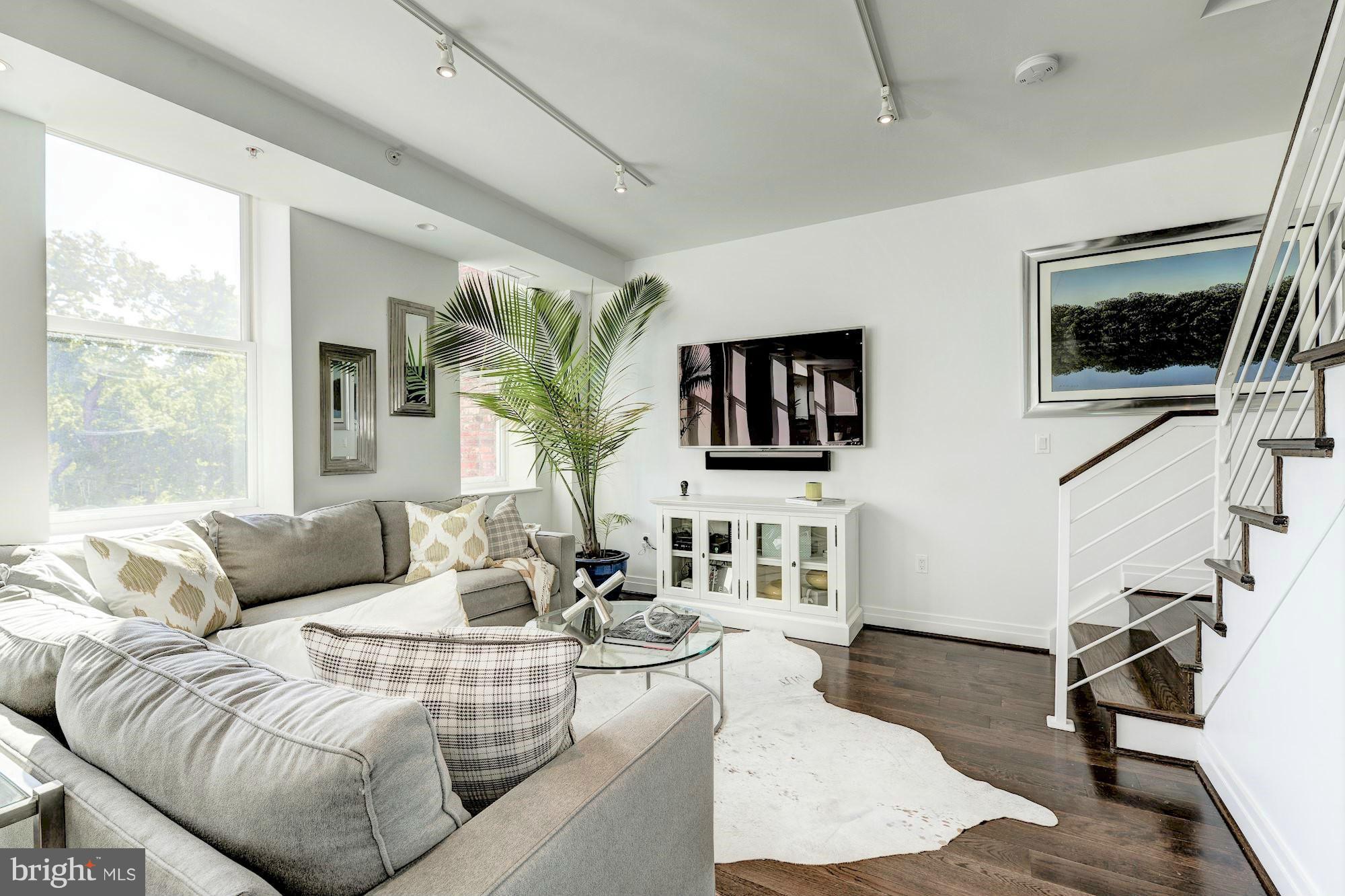 3052 R Street Northwest, Unit 303 Washington, DC 20007 - Photo 7 of 30 GRACIOUS LIVING ROOM