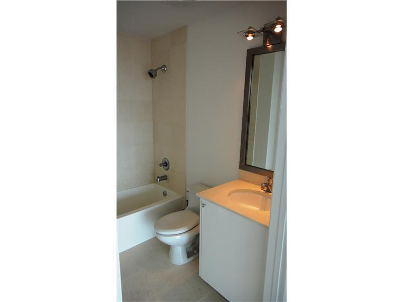 60 Southwest 13th Street, Unit 3205 Miami, FL 33130 - Photo 8 of 16 Bathroom
