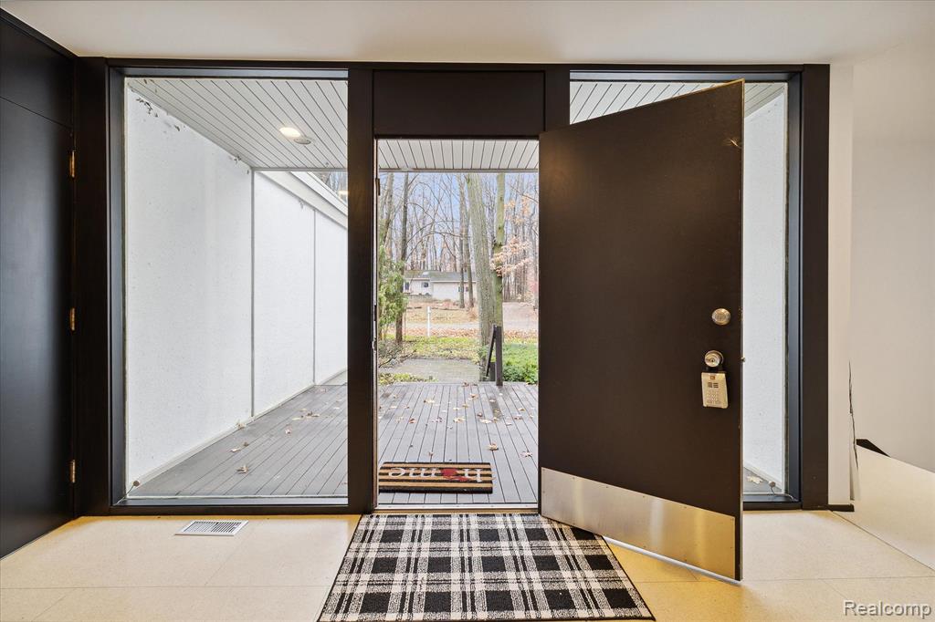 29252 Summerwood Road Farmington Hills, MI 48334 - Photo 4 of 51