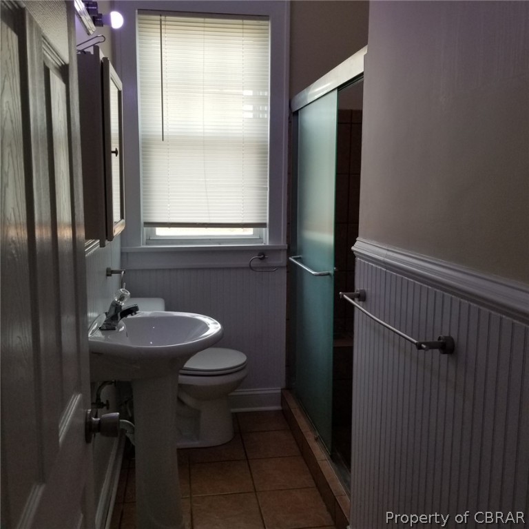 75 South Main Street, Unit 1 Kilmarnock, VA 22482 - Photo 8 of 9 a bathroom with a sink a toilet and shower