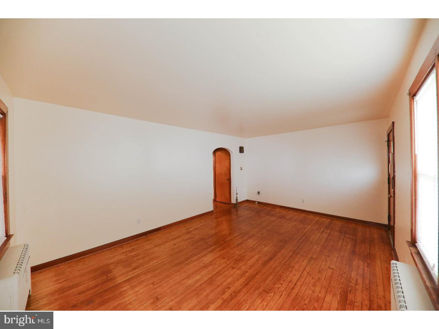 20 Temple Road Vineland, NJ 08360 - Photo 5 of 25 Living Room