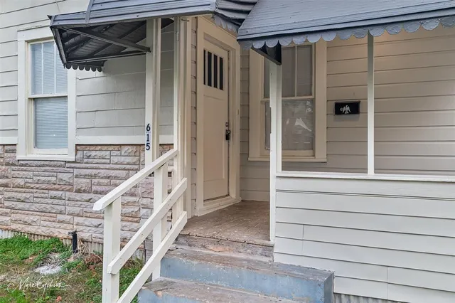a view of entryway with small front door