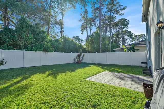 a view of a backyard