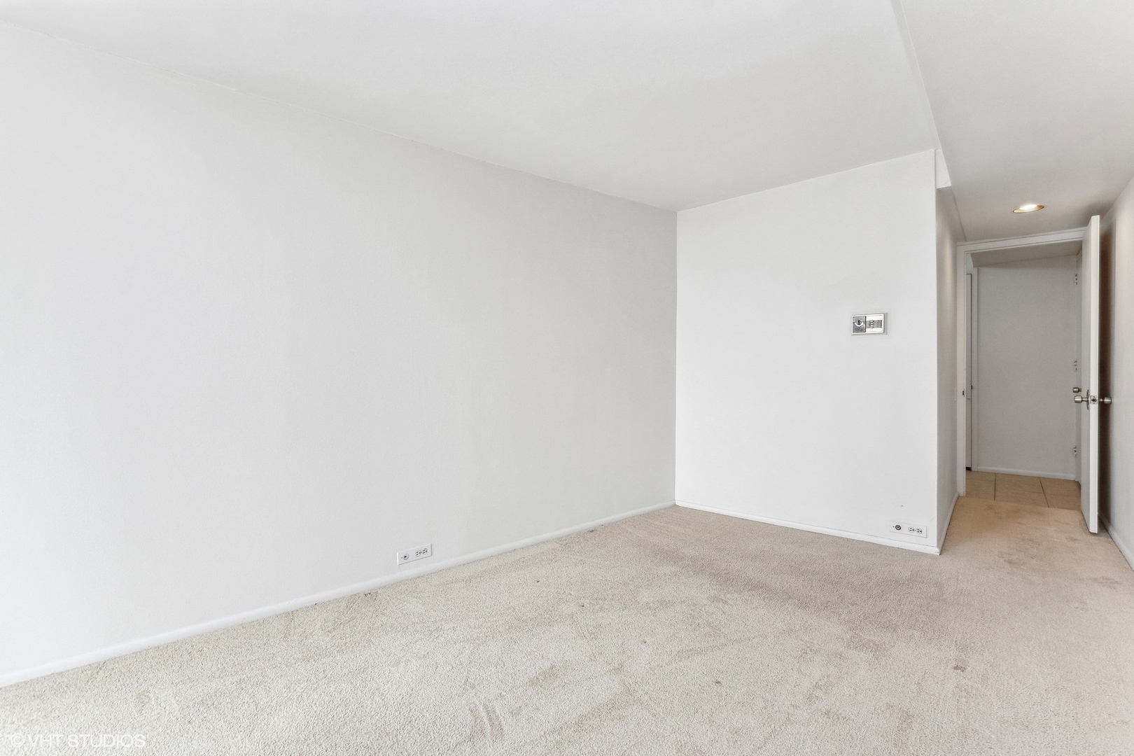 300 North State Street, Unit 4705 Chicago, IL 60654 - Photo 7 of 17 a view of an empty room