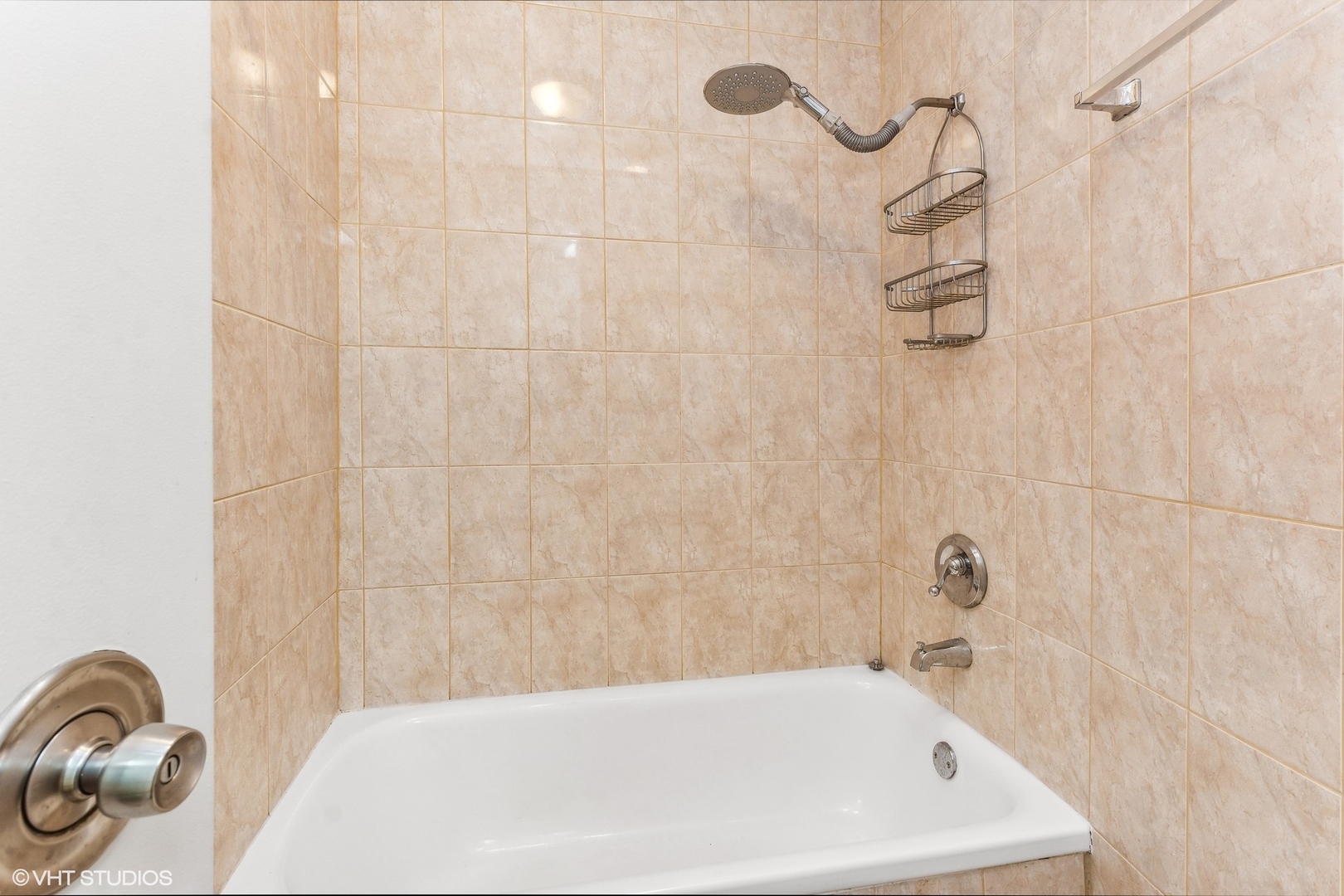 300 North State Street, Unit 4705 Chicago, IL 60654 - Photo 9 of 17 a bathroom with a bathtub