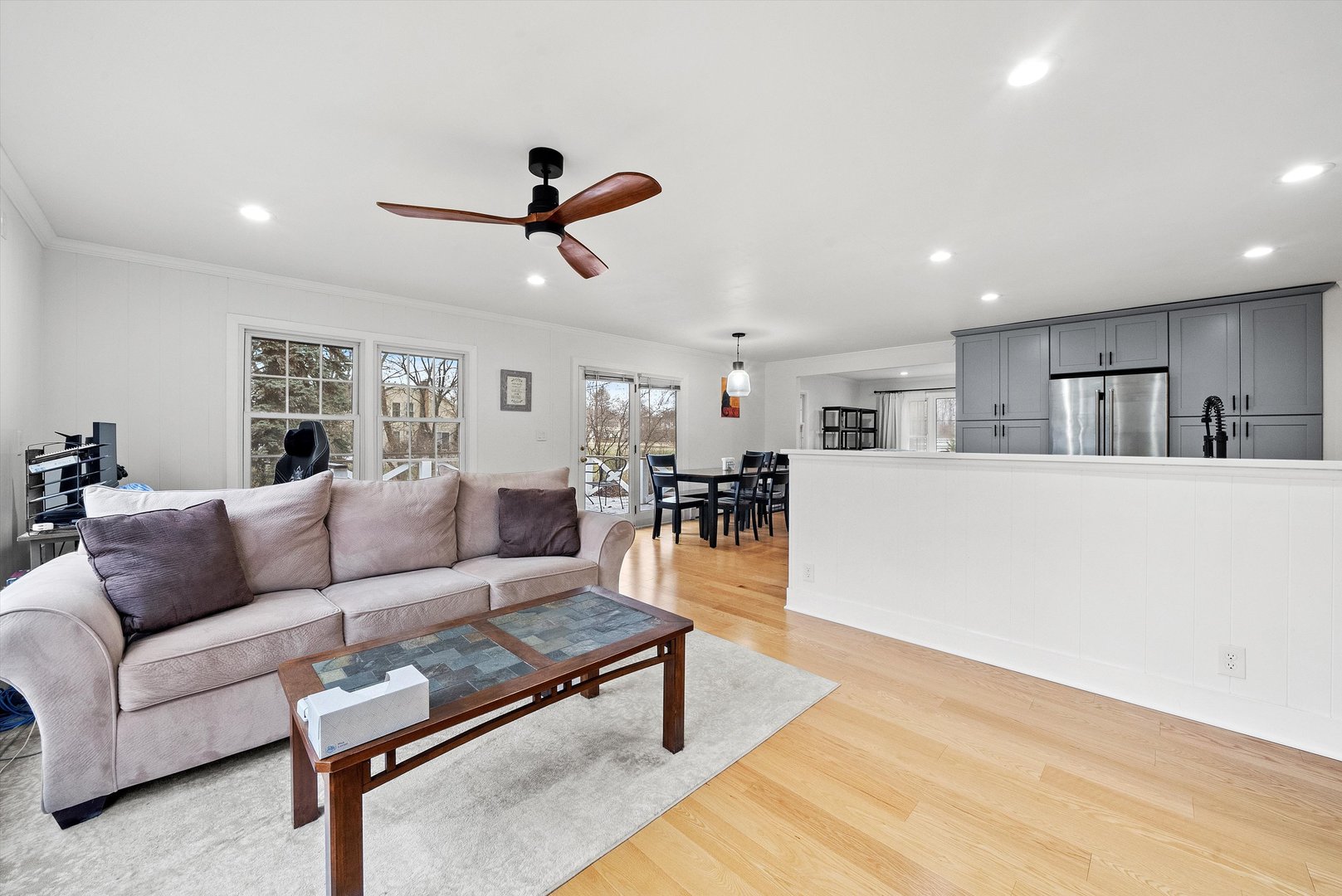 2920 Quentin Road Rolling Meadows, IL 60008 - Photo 11 of 30 a living room with furniture and kitchen view