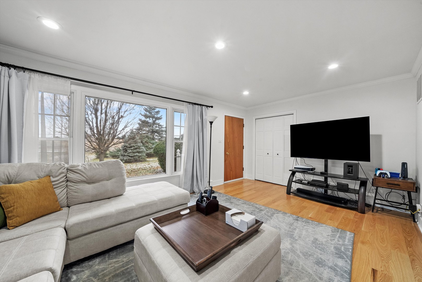 2920 Quentin Road Rolling Meadows, IL 60008 - Photo 13 of 30 a living room with furniture and a flat screen tv