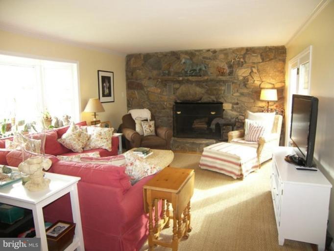 20114 Airmont Road Round Hill, VA 20141 - Photo 3 of 18 Family Room