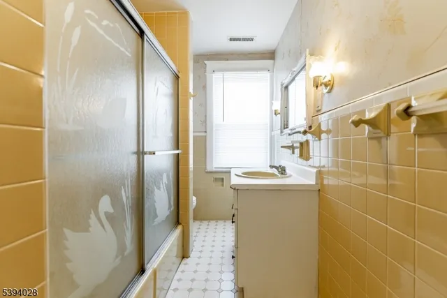 a view of a house with backyard