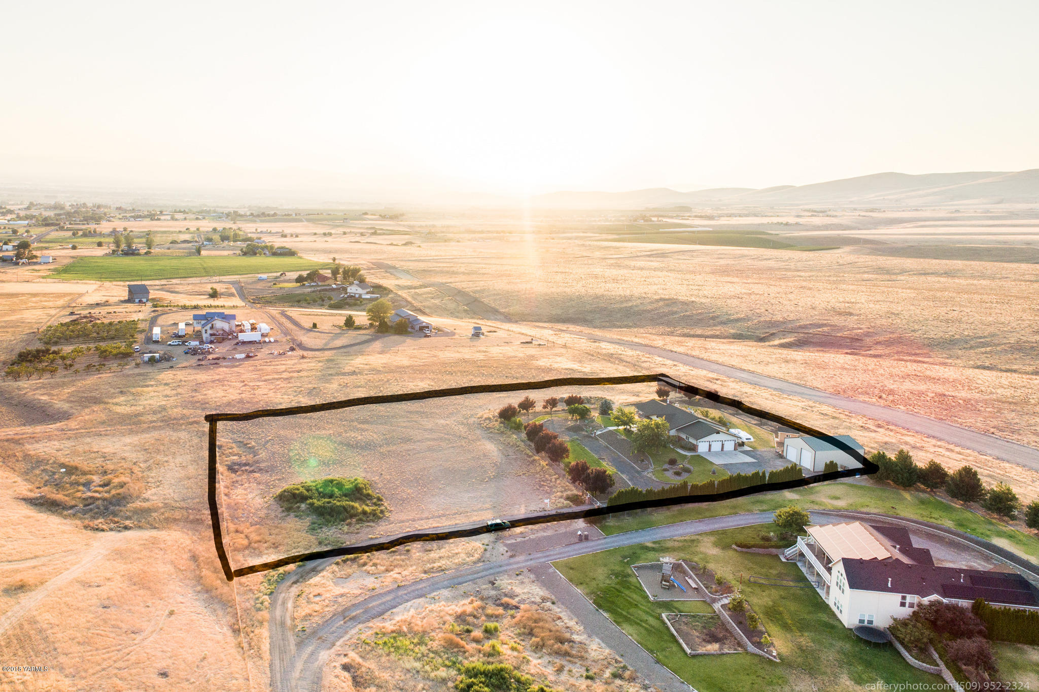 11517 Mieras Road Yakima, WA 98901 - Photo 2 of 57 a view of an ocean and beach