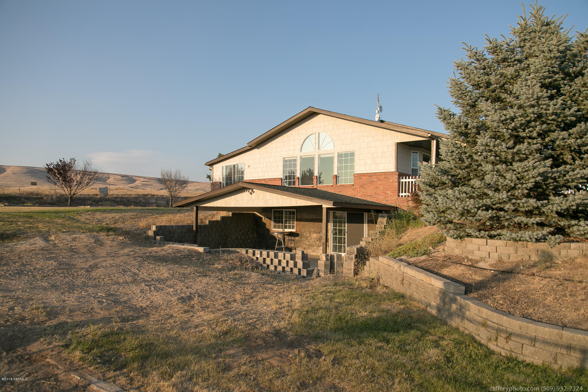 11517 Mieras Road Yakima, WA 98901 - Photo 12 of 57 a front view of a house with a yard