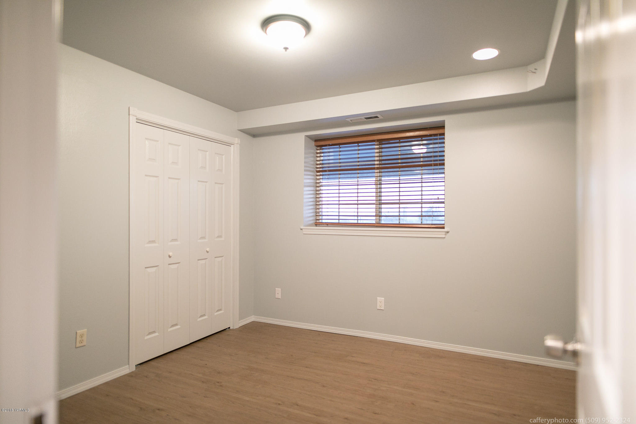 11517 Mieras Road Yakima, WA 98901 - Photo 26 of 57 an empty room with wooden floor and windows