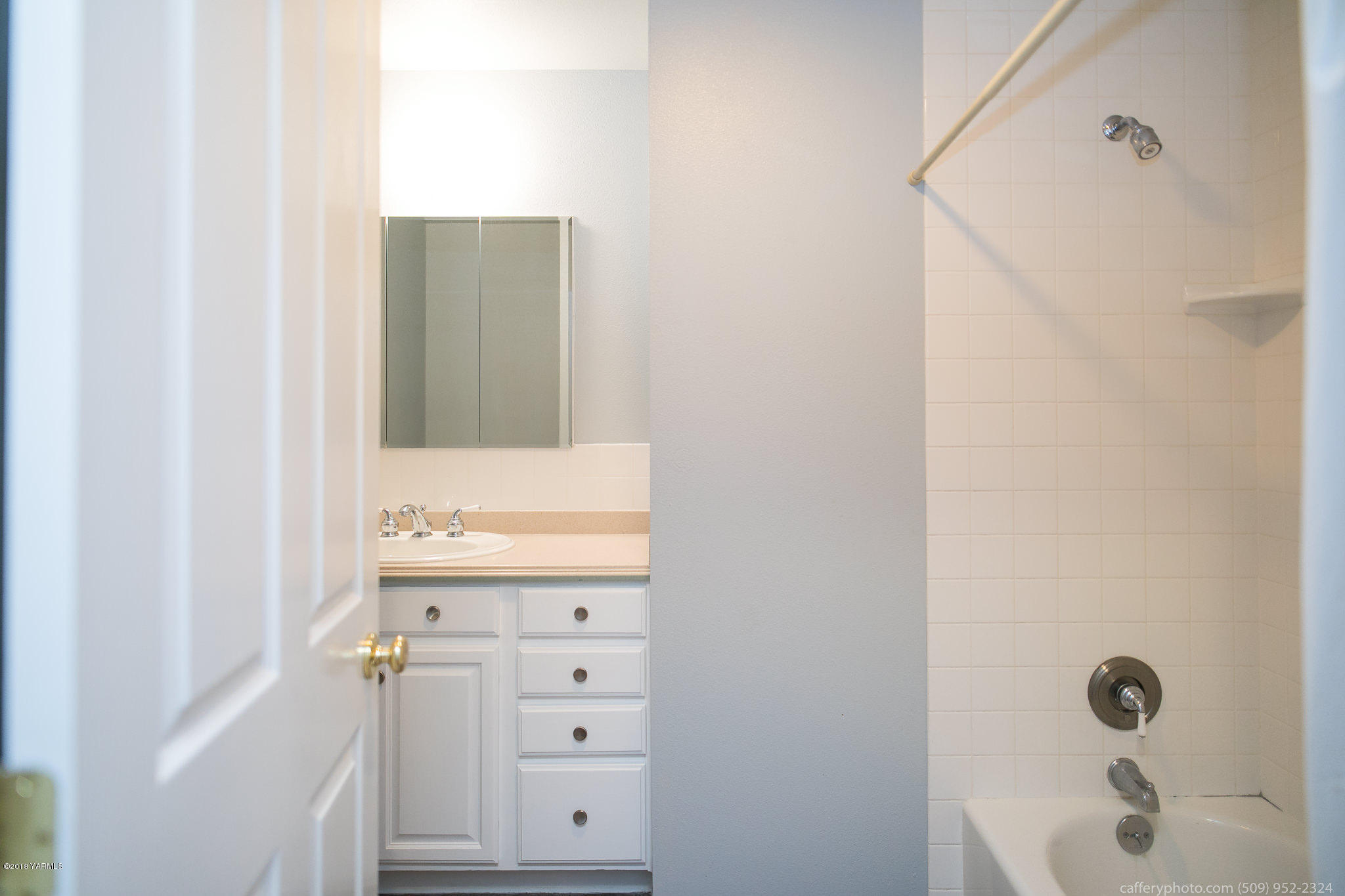 11517 Mieras Road Yakima, WA 98901 - Photo 32 of 57 a bathroom with a bathtub and a sink
