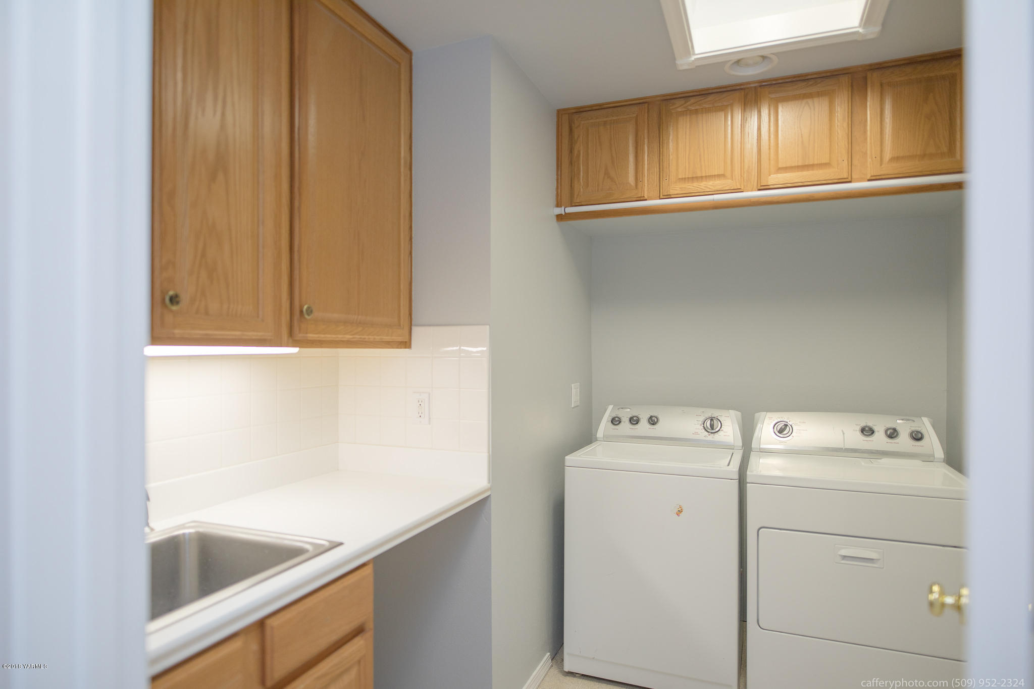 11517 Mieras Road Yakima, WA 98901 - Photo 33 of 57 a utility room with dryer and washer