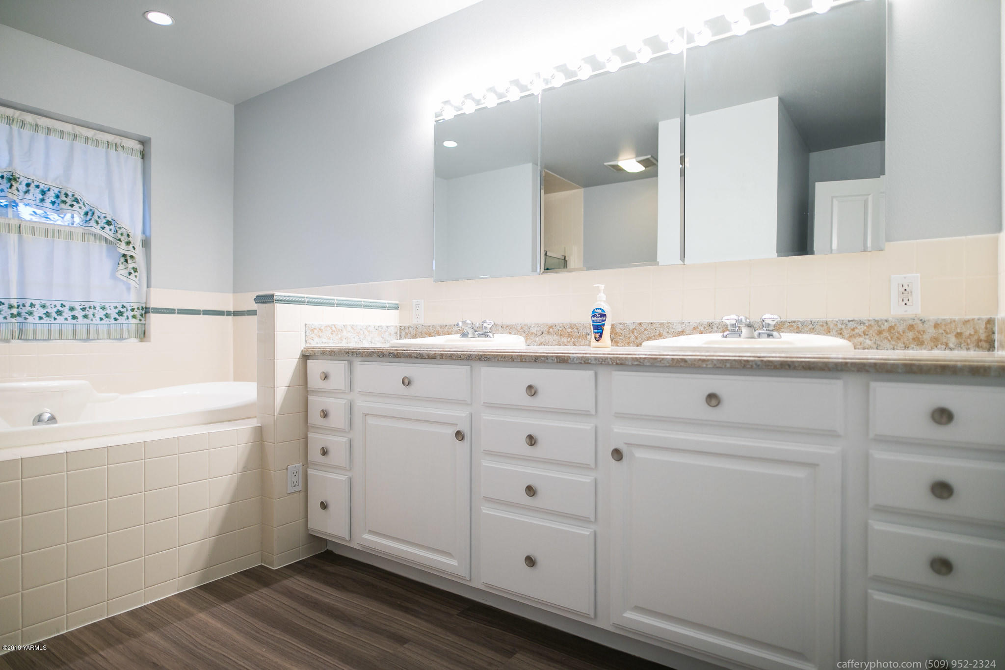 11517 Mieras Road Yakima, WA 98901 - Photo 37 of 57 a spacious bathroom with a granite countertop sink mirror and bathtub