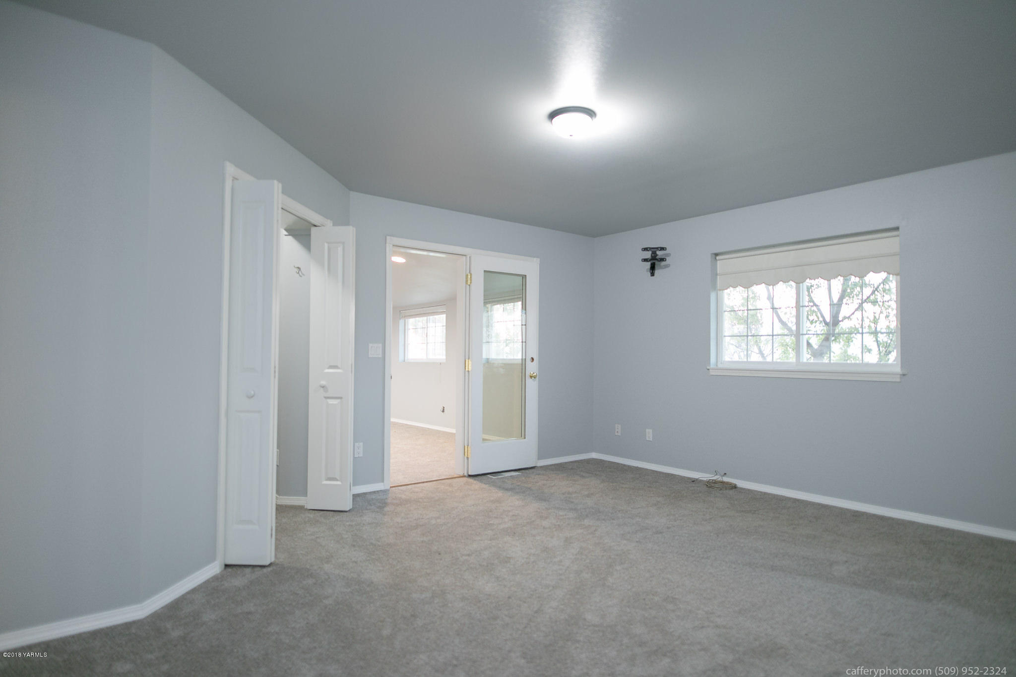 11517 Mieras Road Yakima, WA 98901 - Photo 42 of 57 an empty room with windows