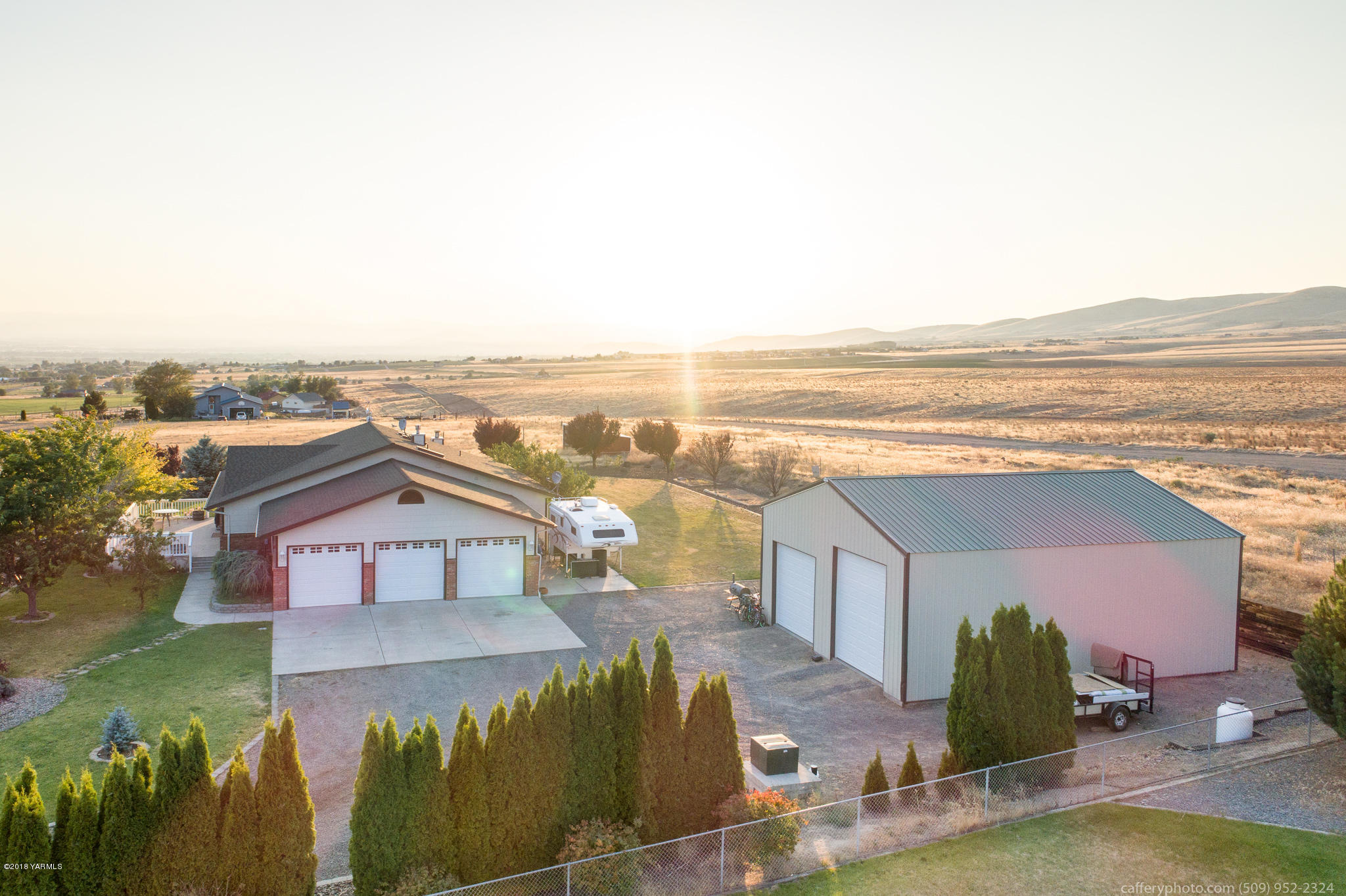 11517 Mieras Road Yakima, WA 98901 - Photo 6 of 57 a view of a city from the terrace