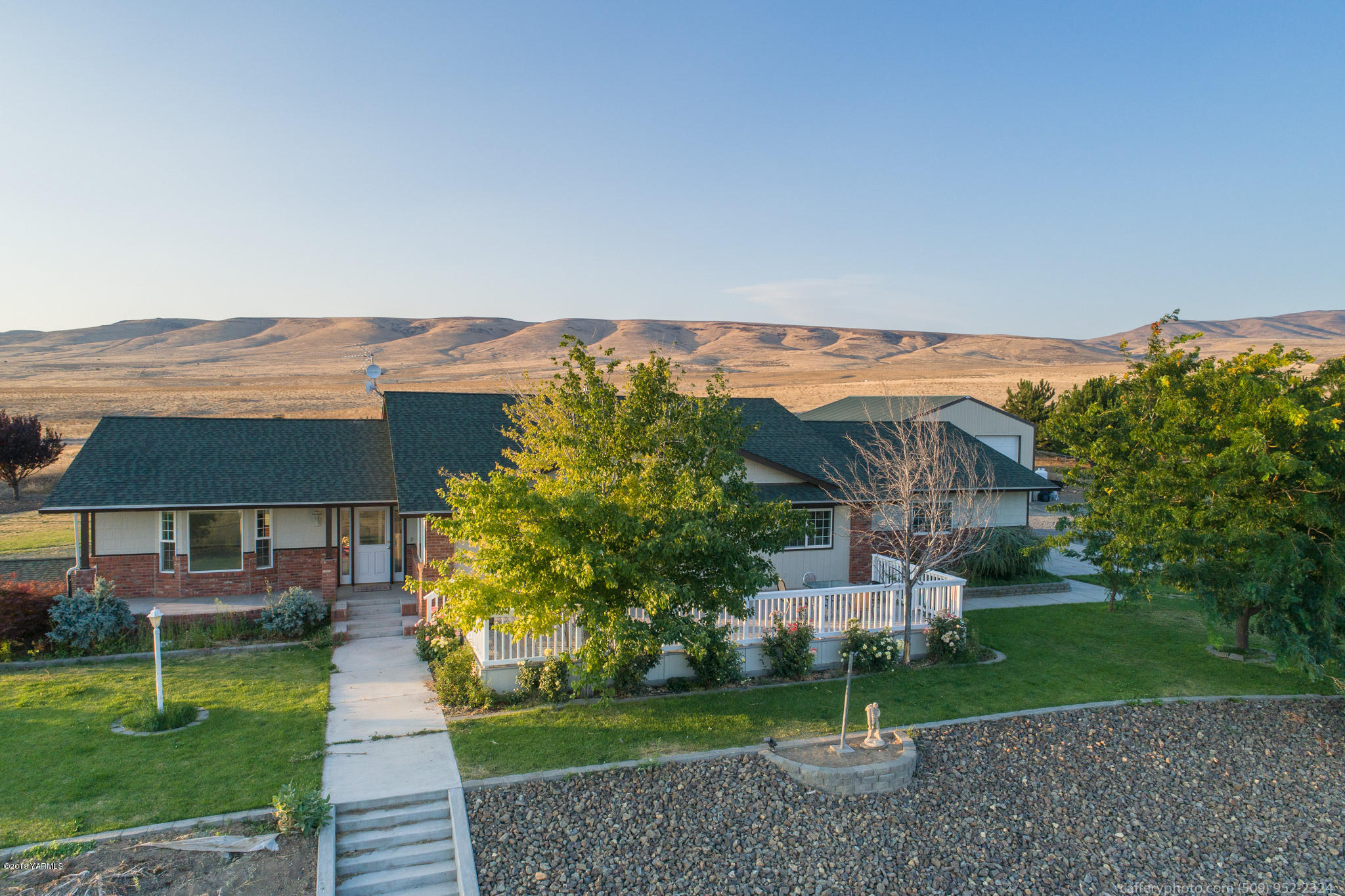 11517 Mieras Road Yakima, WA 98901 - Photo 8 of 57 a front view of a house with a yard