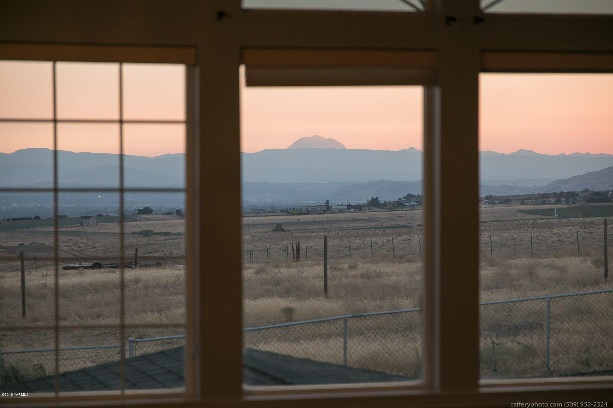 11517 Mieras Road Yakima, WA 98901 - Photo 10 of 57 a view of a glass door