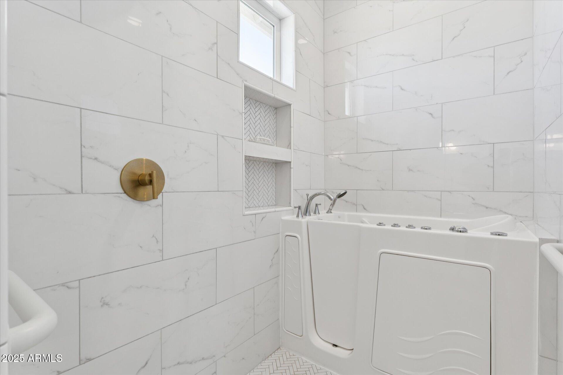 221 West Jomax Road, Unit 1 Phoenix, AZ 85085 - Photo 24 of 26 a utility room with dryer and washer