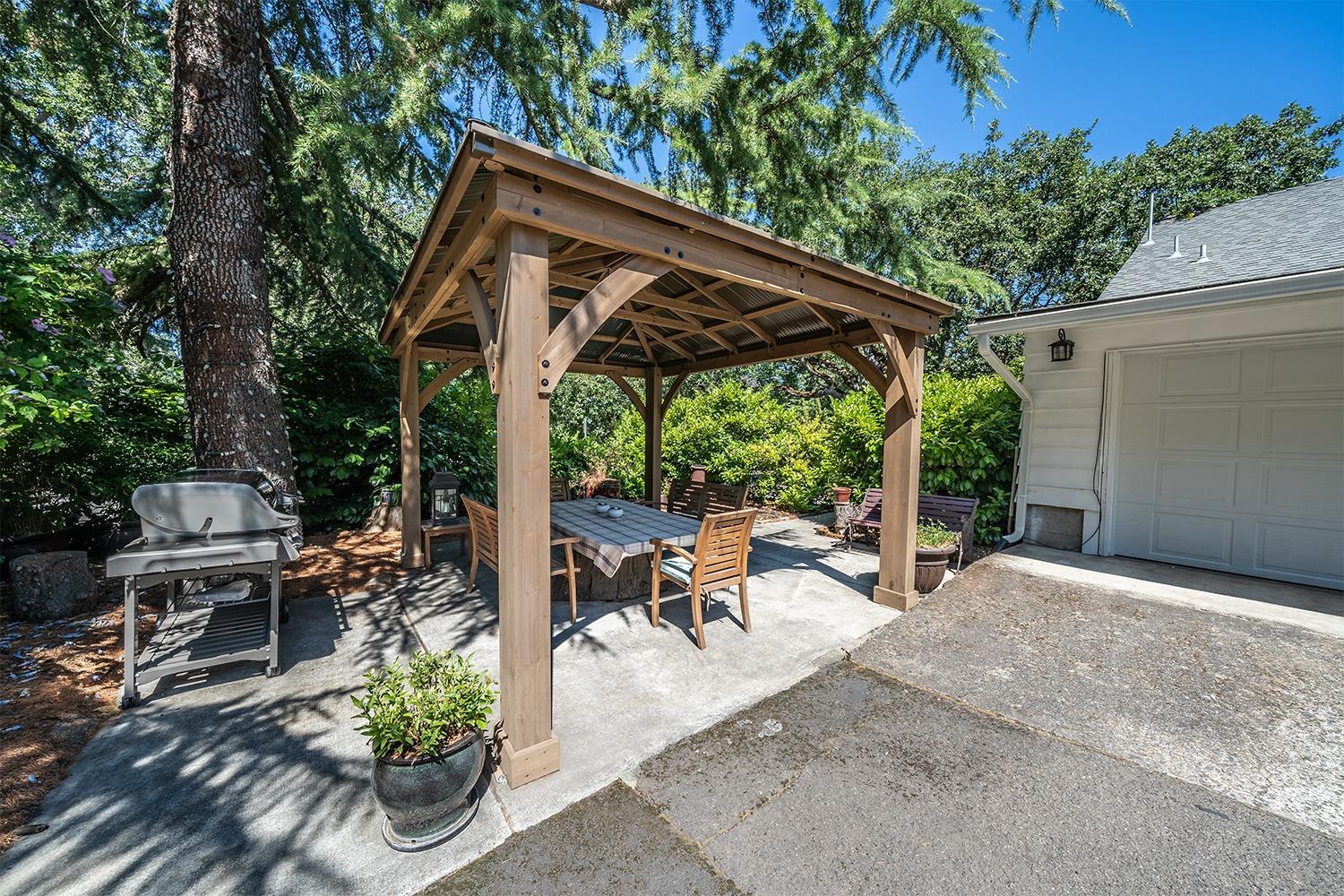 2404 Hillcrest Road Medford, OR 97504 - Photo 29 of 33 Additional Photo