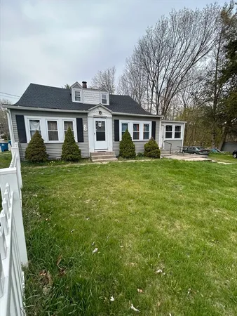 $2,650 | 733 Pleasant Street, Unit 1, Rochdale, MA 01542