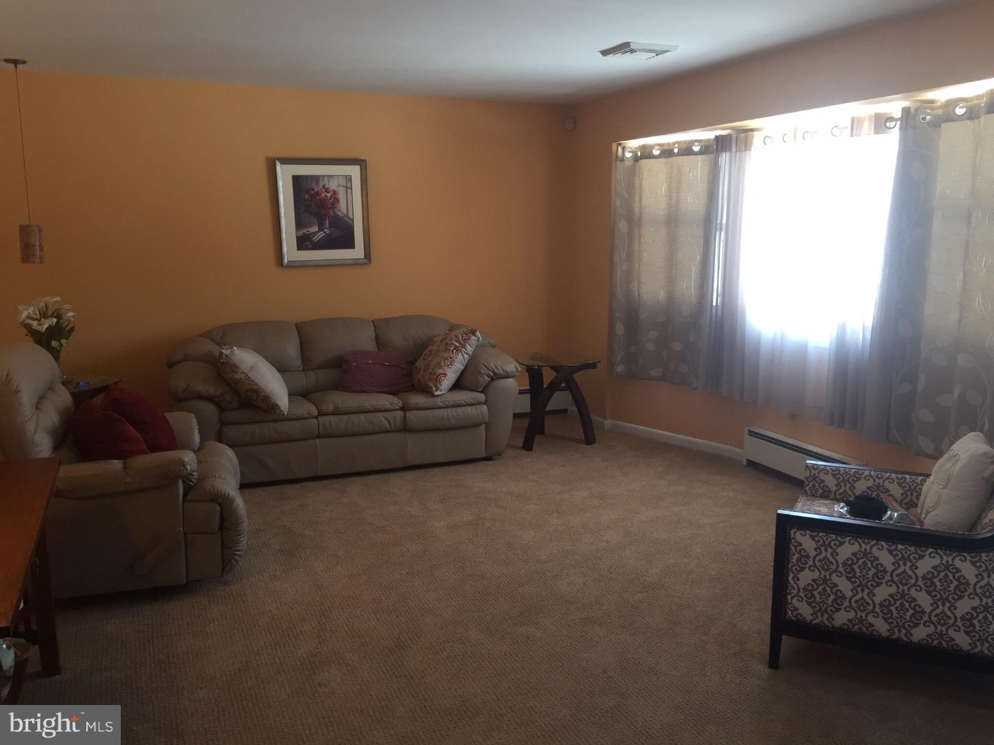 192 Kinsey Road Harleysville, PA 19438 - Photo 9 of 25 Living Room