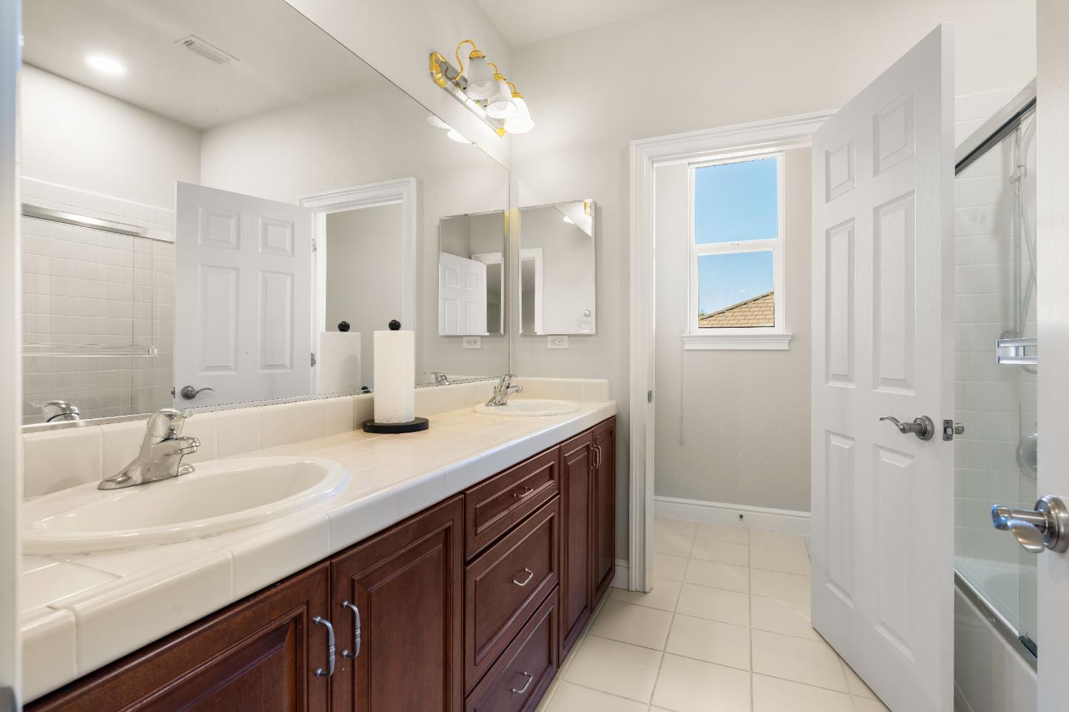 1580 Vista Ridge Way Roseville, CA 95661 - Photo 32 of 58 a bathroom with a double vanity sink a mirror and a bathtub