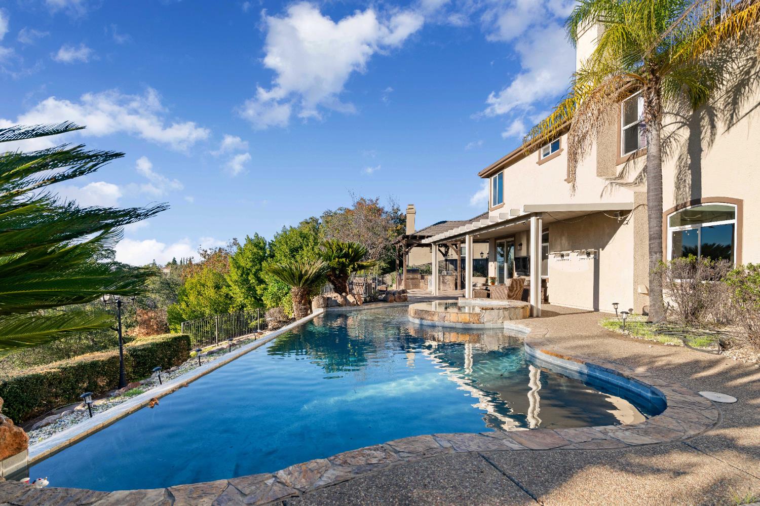 1580 Vista Ridge Way Roseville, CA 95661 - Photo 46 of 58 a front view of house and yard with green space