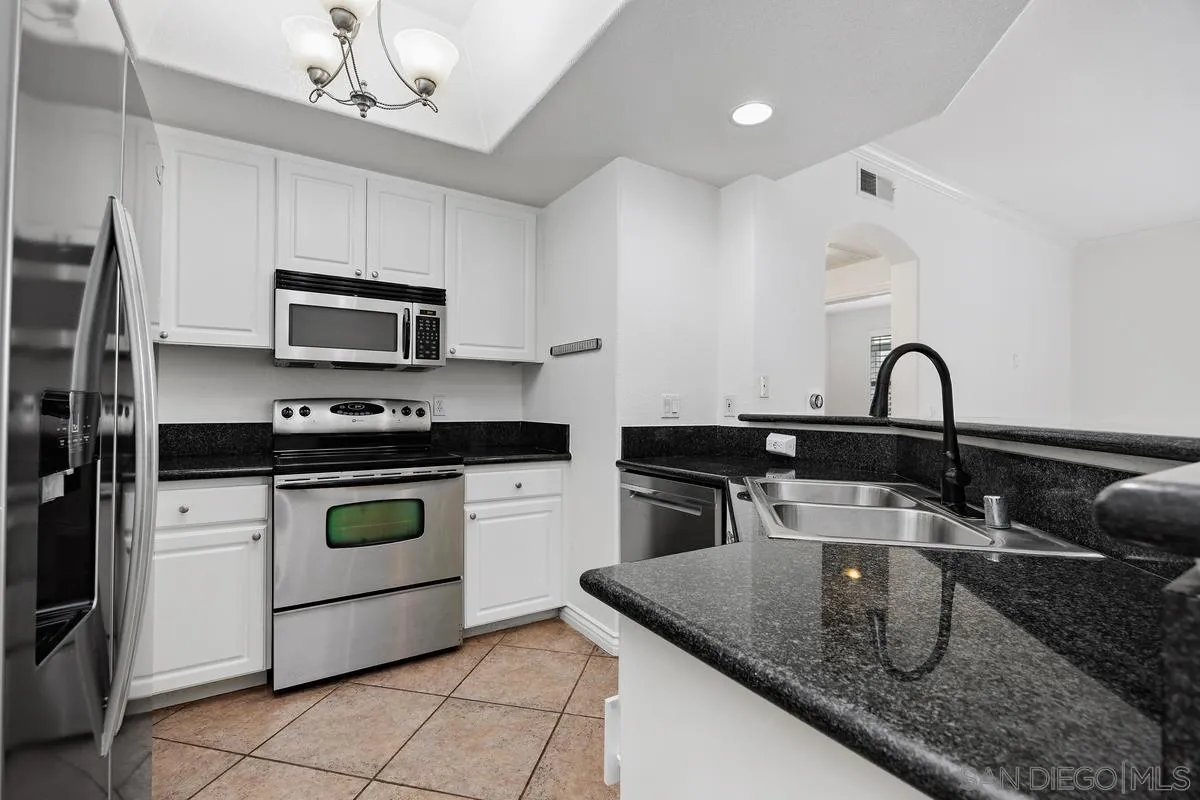 9263 Regents Road, Unit B108 La Jolla, CA 92037 - Photo 8 of 48