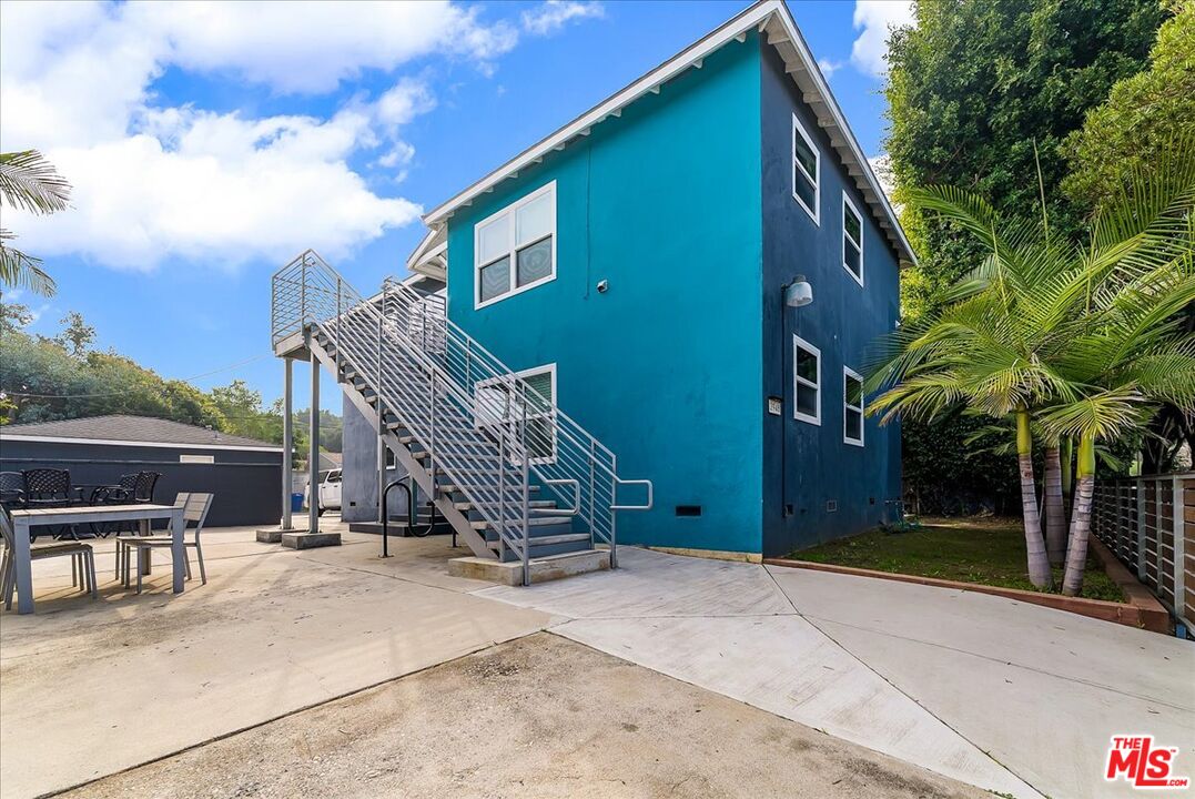2948 Exposition Boulevard, Unit 7 Santa Monica, CA 90404 - Photo 3 of 15 a front view of a house with garden