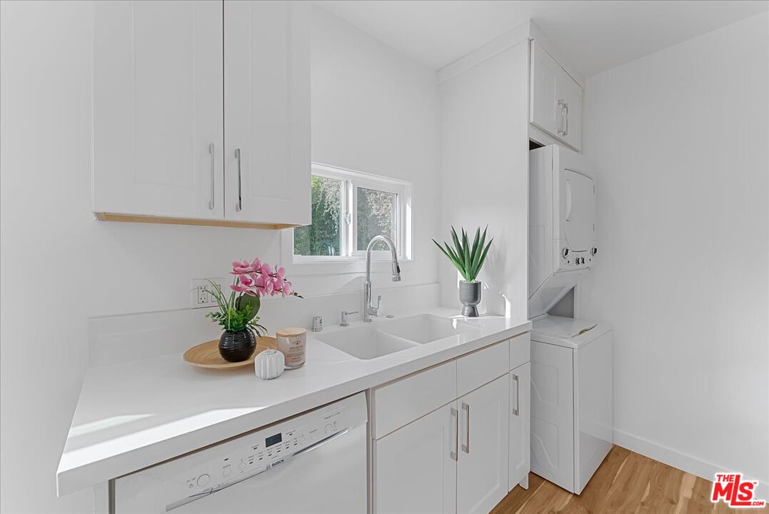 2948 Exposition Boulevard, Unit 7 Santa Monica, CA 90404 - Photo 9 of 15 a bathroom with a sink and a mirror